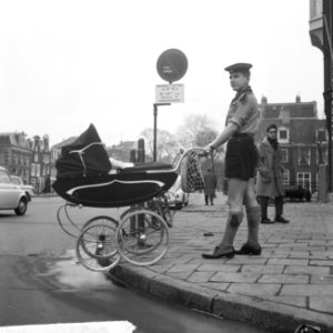 Heitje voor een karweitje , padvinder met de kinderwagen op stap te Amsterdam, Bestanddeelnr 916-2582