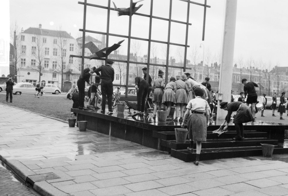 Heitje voor een Karweitje te Rotterdam Schoonmaken van plantsoen en monument vo, Bestanddeelnr 912-3083