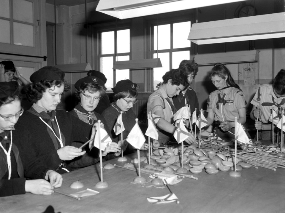 Heitje voor een karweitje gestart Padvindsters hijsen menuvlaggetjes, Bestanddeelnr 913-8076