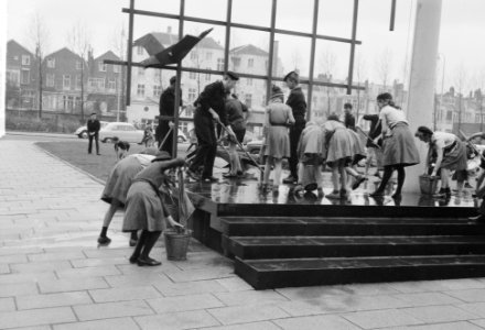 Heitje voor een Karweitje te Rotterdam Schoonmaken van plantsoen en monument vo, Bestanddeelnr 912-3086