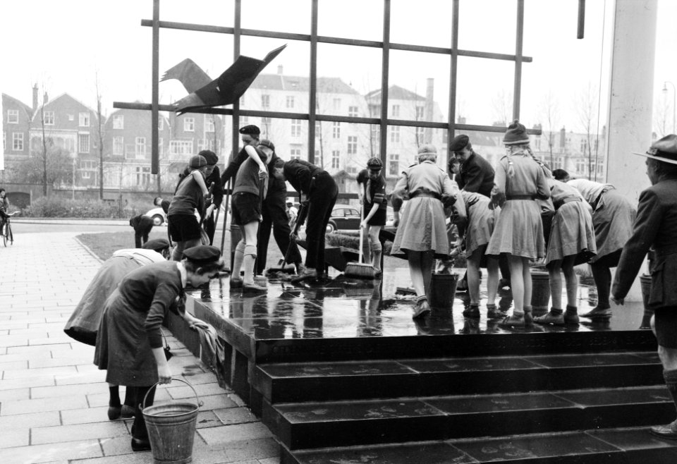 Heitje voor een Karweitje te Rotterdam Schoonmaken van plantsoen en monument vo, Bestanddeelnr 912-3085