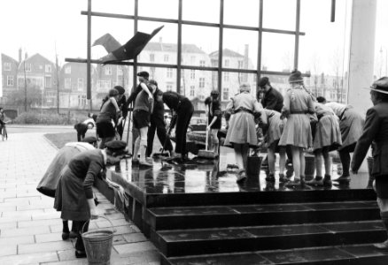 Heitje voor een Karweitje te Rotterdam Schoonmaken van plantsoen en monument vo, Bestanddeelnr 912-3085