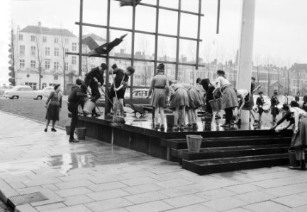 Heitje voor een Karweitje te Rotterdam Schoonmaken van plantsoen en monument vo, Bestanddeelnr 912-3084