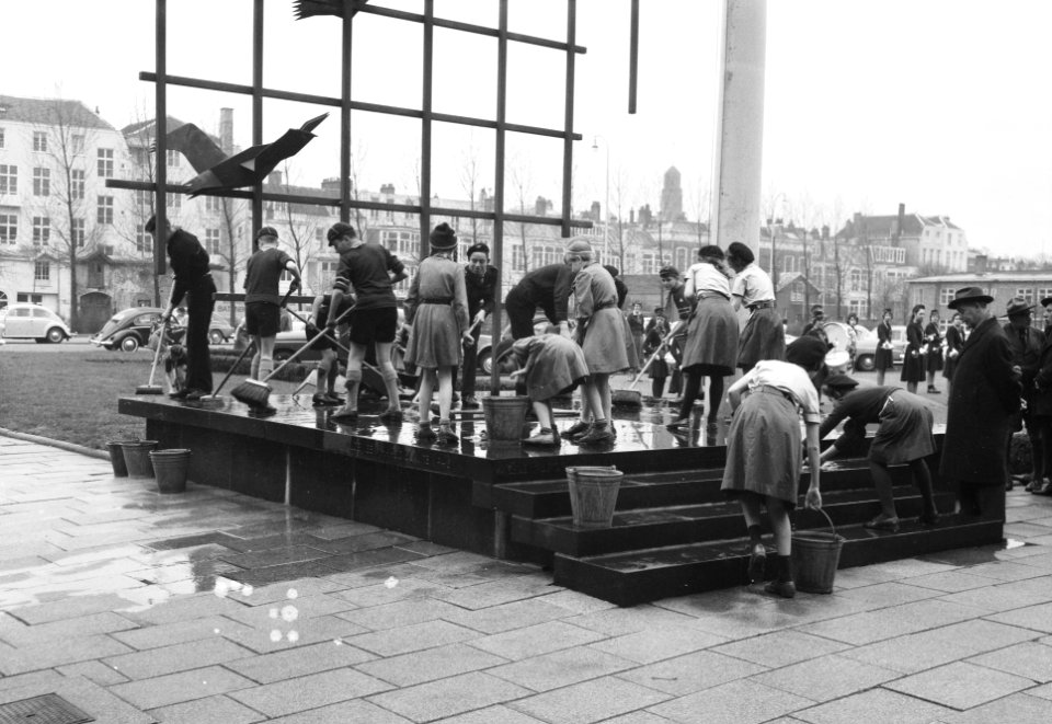 Heitje voor een Karweitje te Rotterdam Schoonmaken van plantsoen en monument vo, Bestanddeelnr 912-3088