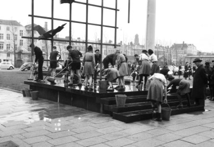 Heitje voor een Karweitje te Rotterdam Schoonmaken van plantsoen en monument vo, Bestanddeelnr 912-3088