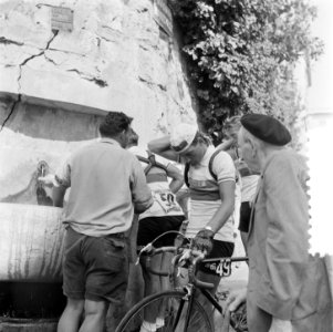 Hein van Breenen bij waterpomp, Bestanddeelnr 905-2268