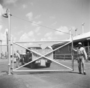 Hek bij de Lago-olieraffinaderij in San Nicolas op Aruba, Bestanddeelnr 252-8033