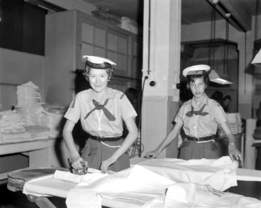 Heitje voor een karweitje gestart Padvindsters strijken matrozenblouses, Bestanddeelnr 913-8075