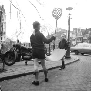 Heitje voor een karweitje , matjes kloppen, Bestanddeelnr 916-2583