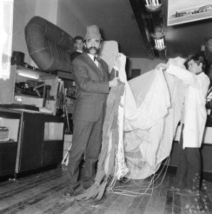 Hein Fentener van Vlissingen bij het tonen van de parachute, Bestanddeelnr 918-4380