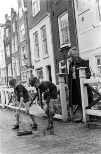 Heitje voor een karweitje, straat boenen, Bestanddeelnr 919-0269