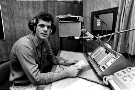 Hein Simons als diskjockey, Bestanddeelnr 930-5794