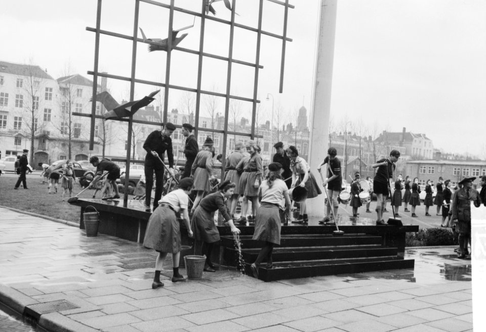 Heitje voor een Karweitje te Rotterdam Schoonmaken van plantsoen en monument vo, Bestanddeelnr 912-3087