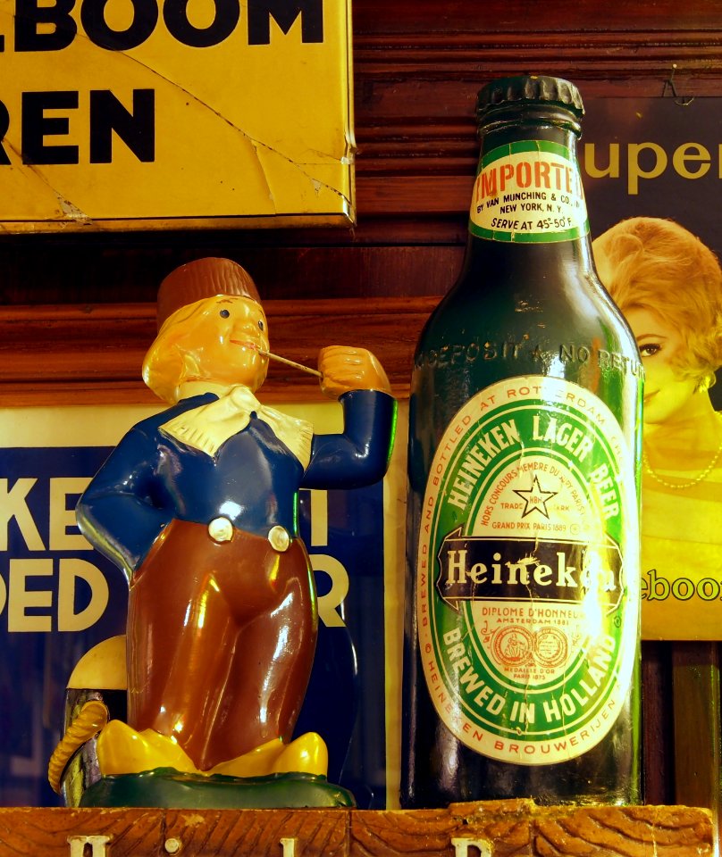 Heineken bier reklame fles met man in klederdracht