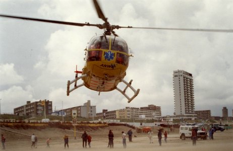 Helicopter voor trauma's ook op strand. Aangekocht in 1996 van United Photos de Boer bv. - Negatiefnummer 41400 kc 6a. - Gepubliceerd in het Haarlems Dagblad van 12-06-1995. Identificatienummer 54-036