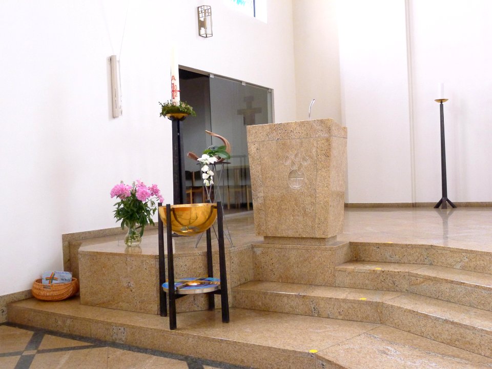 Heilig-Geist-Kirche (Westend) Taufbecken und Lesepult