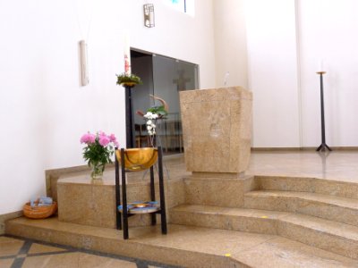 Heilig-Geist-Kirche (Westend) Taufbecken und Lesepult