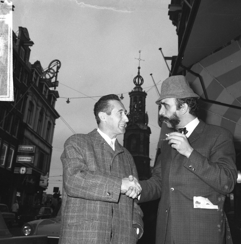 Hein Fentener van Vlissingen (r.) terwijl hij de hand schudt van Lou Lap, Bestanddeelnr 918-4386