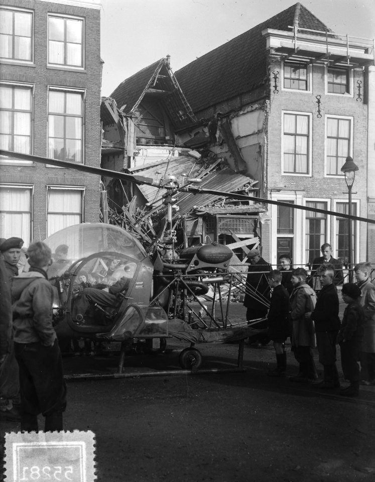 Helicopter op de Markt te Zierikzee. Op de achtergrond het ingestorte hotel Smal, Bestanddeelnr 905-5281