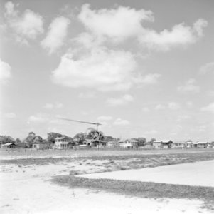 Helikopter, waarschijnlijk bij de airstrip Zorg en Hoop bij Paramaribo, Bestanddeelnr 252-2255