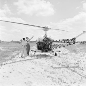 Helikopter, waarschijnlijk bij de airstrip Zorg en Hoop bij Paramaribo, Bestanddeelnr 252-2253