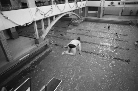 Heiligewegbad te Amsterdam moet sluiten laatste duik, Bestanddeelnr 934-0356