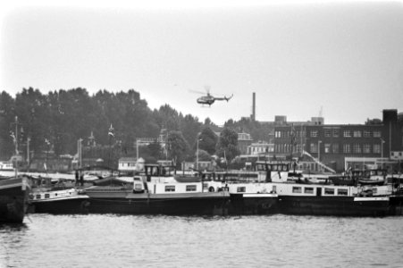 Helicopter boven een der blokkades in de Rotterdamse haven, Bestanddeelnr 931-6194