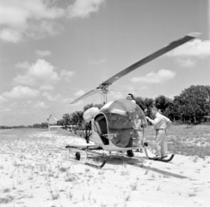 Helikopter, waarschijnlijk bij de airstrip Zorg en Hoop bij Paramaribo, Bestanddeelnr 252-2256