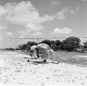 Helikopter, waarschijnlijk bij de airstrip Zorg en Hoop bij Paramaribo, Bestanddeelnr 252-2260