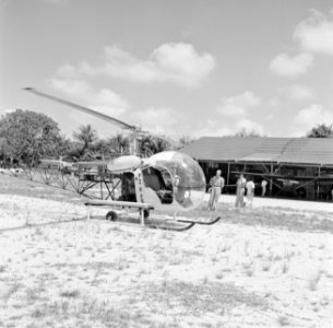Helikopter, waarschijnlijk bij de airstrip Zorg en Hoop bij Paramaribo, Bestanddeelnr 252-2249