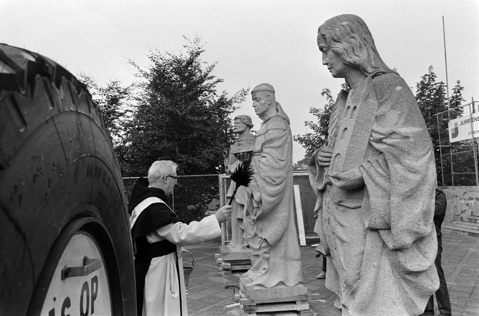 Heiligenbeelden weer op dak van Basiliek in Oudenbosch, Bestanddeelnr 933-7424