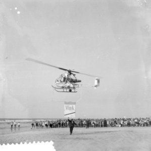 Helicopter op het strand na redding bootje 4 jongens, Bestanddeelnr 909-5350