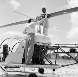 Helikopter, waarschijnlijk bij de airstrip Zorg en Hoop bij Paramaribo, Bestanddeelnr 252-2258