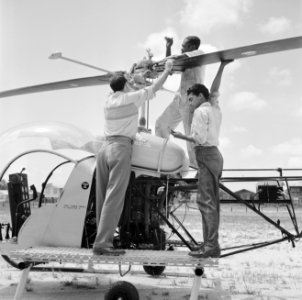 Helikopter, waarschijnlijk bij de airstrip Zorg en Hoop bij Paramaribo, Bestanddeelnr 252-2250