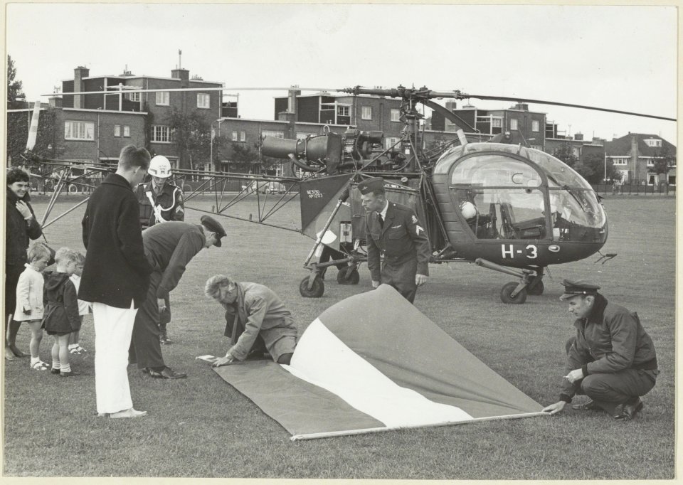 Helikopter, geland op het gemeentelijk sportterrein aan de Kleverlaan, NL-HlmNHA 54004383