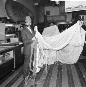 Hein Fentener van Vlissingen terwijl hij de parachute demonstreert, Bestanddeelnr 918-4389