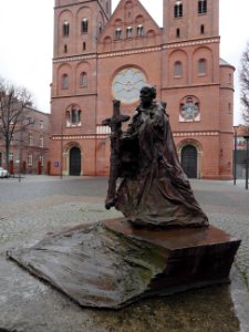 Heiliger.Ansgar.mit.Sockel.vor.Hamburger.Marien-Dom