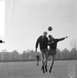Henk Groot in kopduel met Co Prins, Bestanddeelnr 918-3472