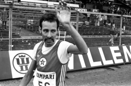 Henk Kalf (2de) zwaait naar het publiek na de finish in het Olympisch Stadion, Bestanddeelnr 927-9102