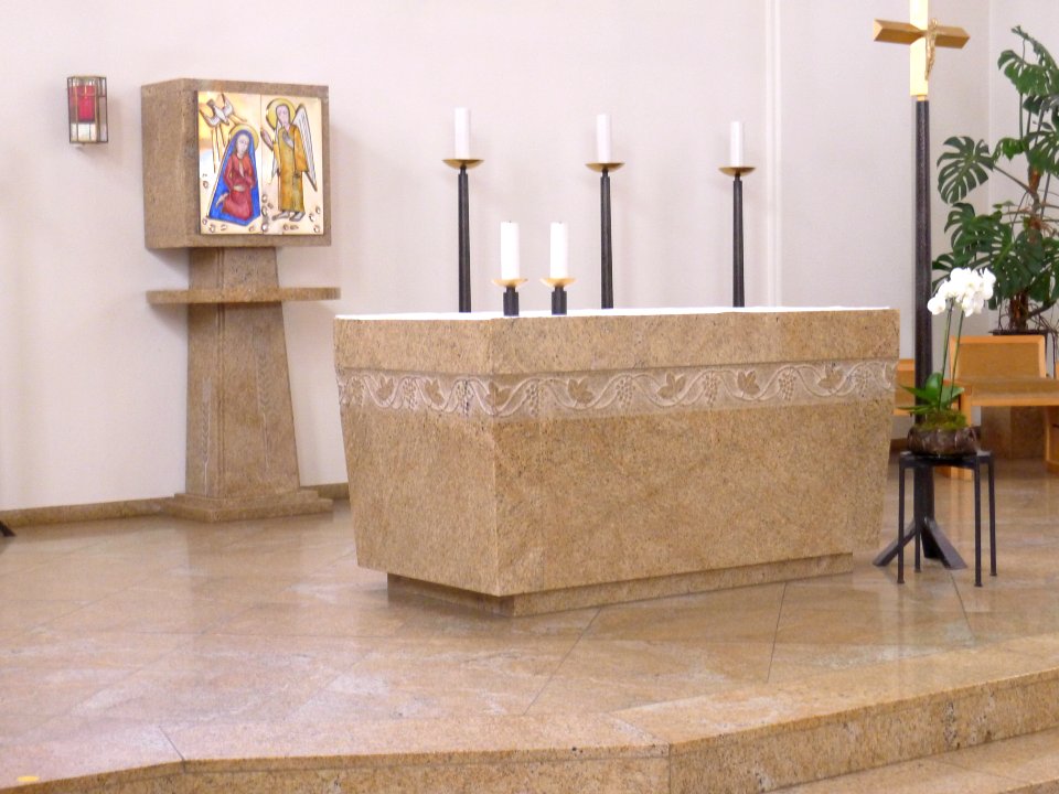Heilig-Geist-Kirche (Westend) Altar und Tabernakel