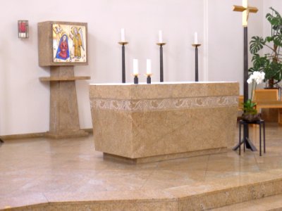 Heilig-Geist-Kirche (Westend) Altar und Tabernakel