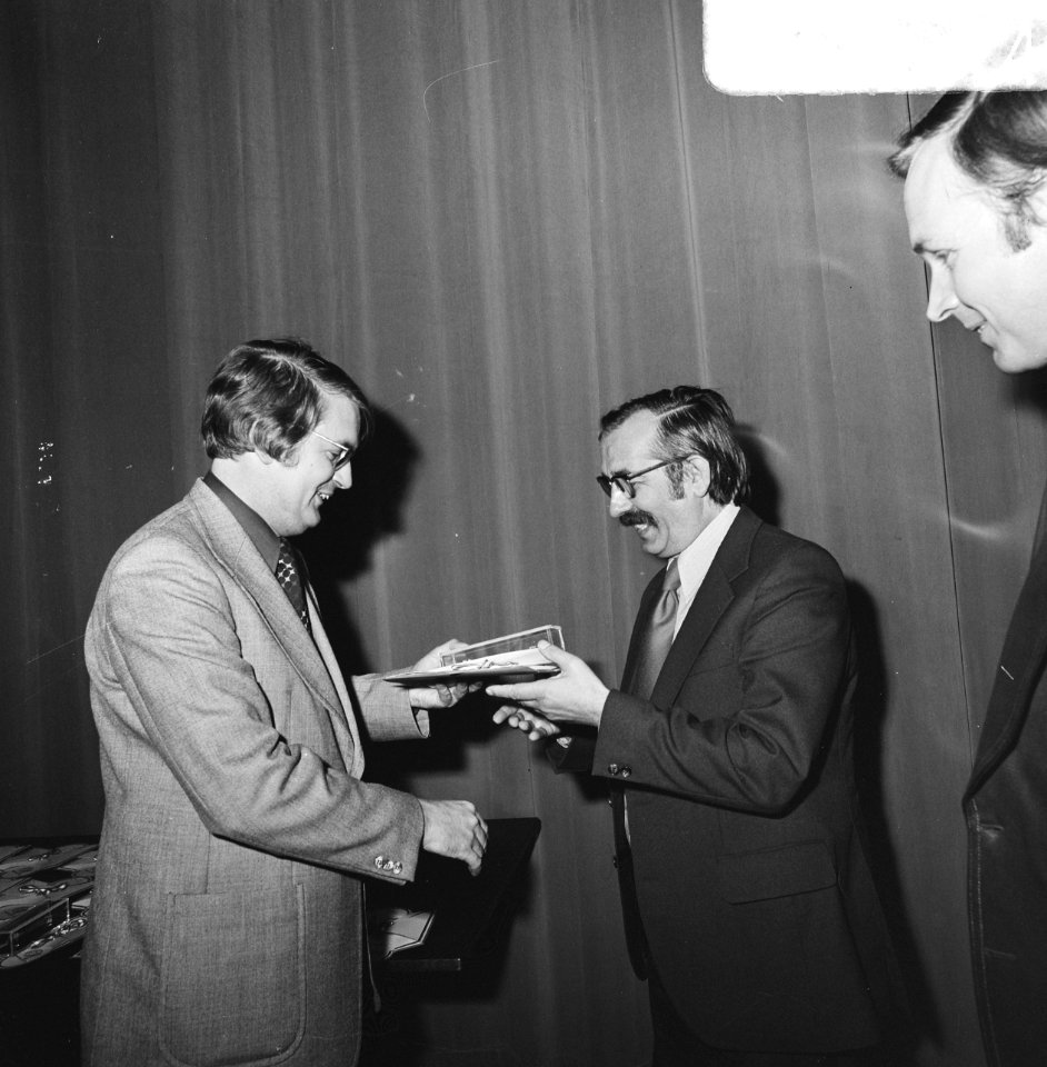 Henk Barnard (rechts) ontvangt zijn onderscheiding uit handen van de staatssecre, Bestanddeelnr 926-7874