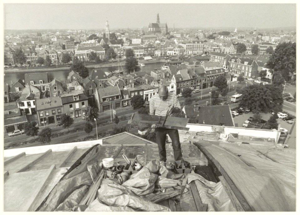 Henk Bloem aan het werk op het zinken dak van De Koepel, NL-HlmNHA 54031403