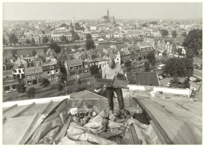Henk Bloem aan het werk op het zinken dak van De Koepel, NL-HlmNHA 54031403