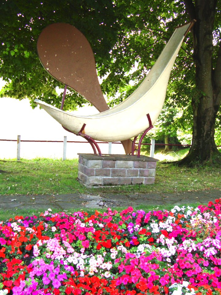 Hendaye (Pyr-Atl., Fr) Sculpture representing pelota