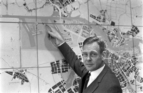 Helihaven op werf van ADM, direkteur ir. D. Boterenbrood wijst plek aan in de We, Bestanddeelnr 921-2782
