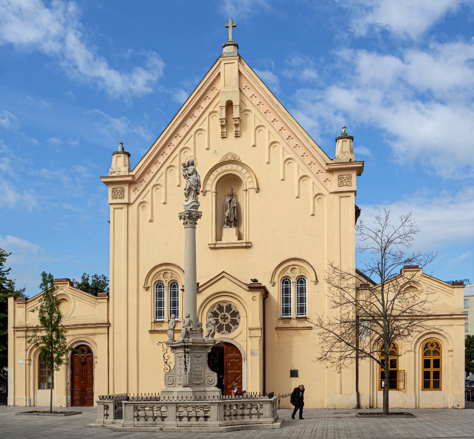 Heliga kung stefans kyrka i Bratislava, exteriör