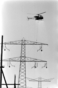Helicopter met een leiding boven de hoogspanningsmasten, Bestanddeelnr 926-9888