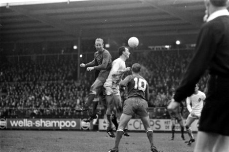 Henk Groot in een kopduel met Andre (TS). Op de voorgrond Ajax speler Klaas Nuni, Bestanddeelnr 919-8053