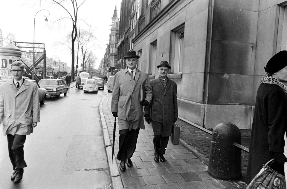 Hendrik Jan van der Molen samen met zijn raadsheer mr. Vermeer (rechts) op weg n, Bestanddeelnr 919-8336